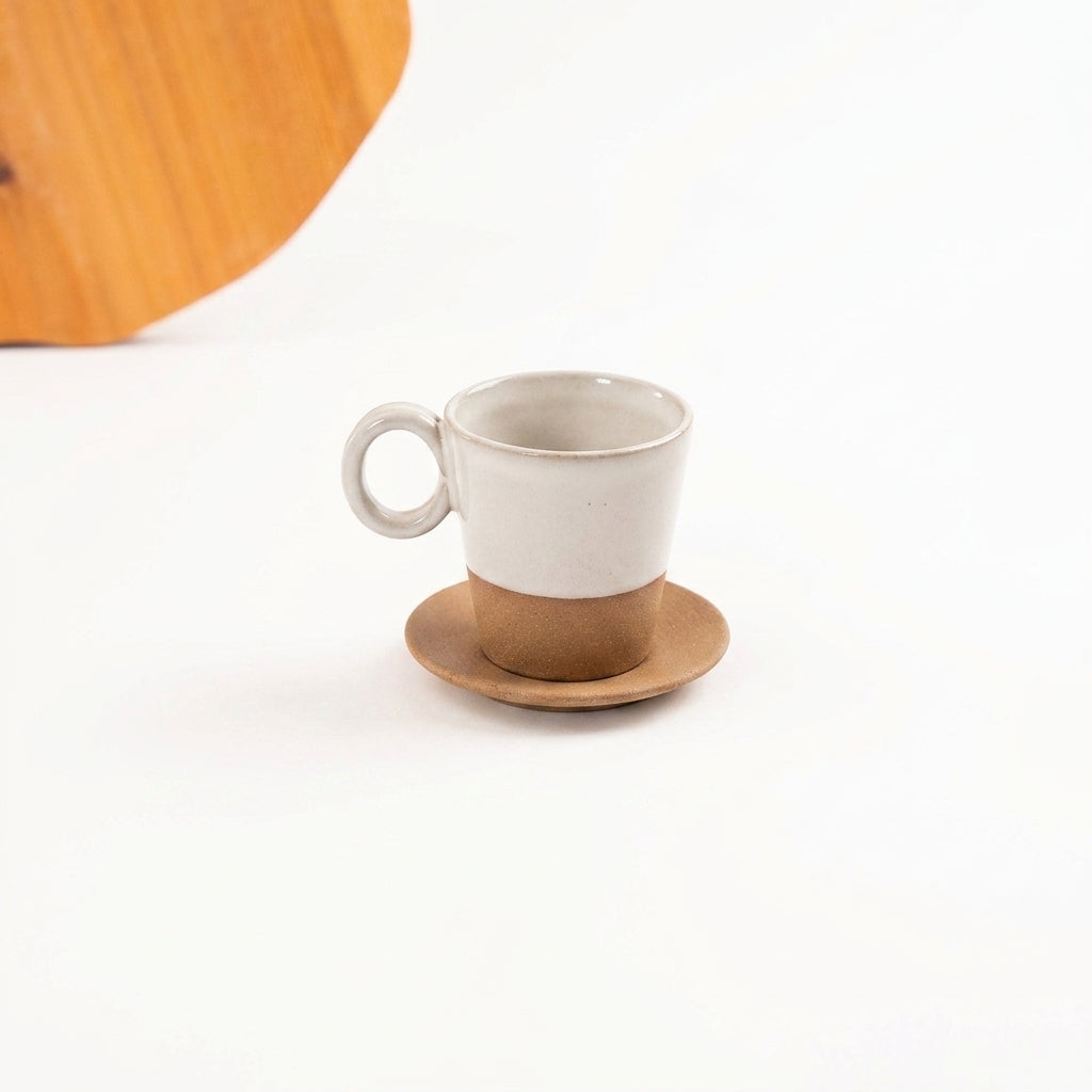Xícara Barista em cerâmica artesanal — tamanho 180ML, argila Cappuccino, esmalte Branco AMME
