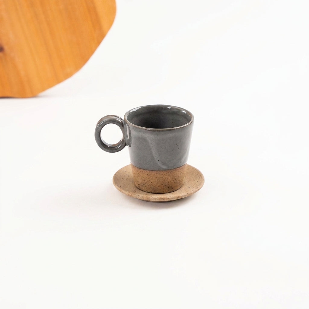 Xícara Barista em cerâmica artesanal — tamanho 180ML, argila Cappuccino, esmalte Grafite