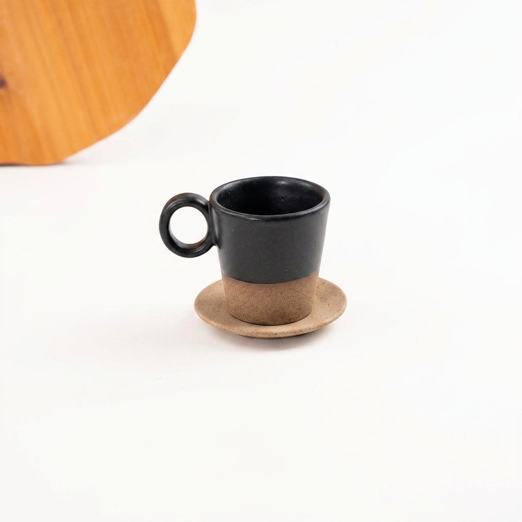 Xícara Barista em cerâmica artesanal — tamanho 180ML, argila Cappuccino, esmalte Preto Acetinado