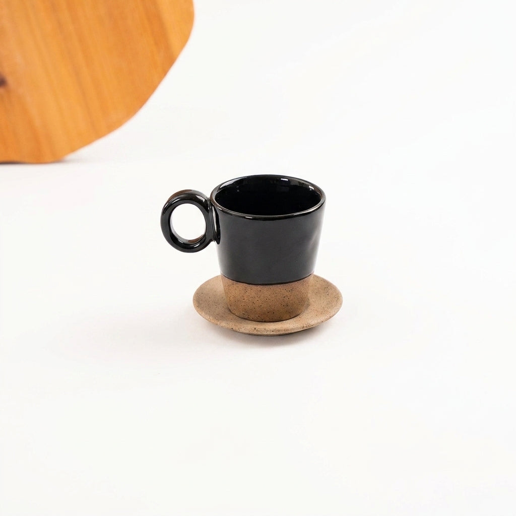 Xícara Barista em cerâmica artesanal — tamanho 180ML, argila Cappuccino, esmalte Preto Ébano