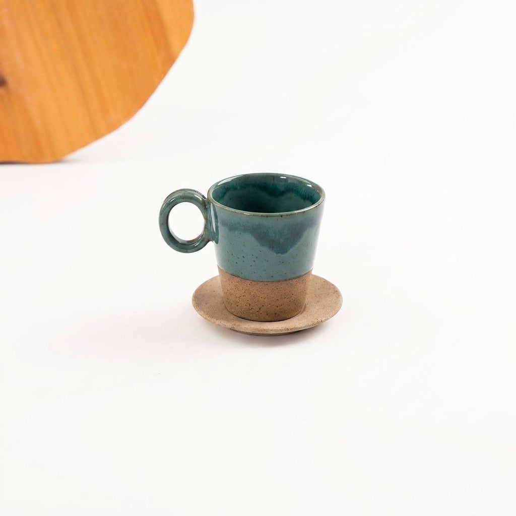 Xícara Barista em cerâmica artesanal — tamanho 180ML, argila Cappuccino, esmalte Verde Exército
