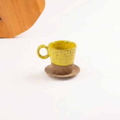 Xícara Barista em cerâmica artesanal — tamanho 180ML, argila Flocos, esmalte Amarelo Intenso