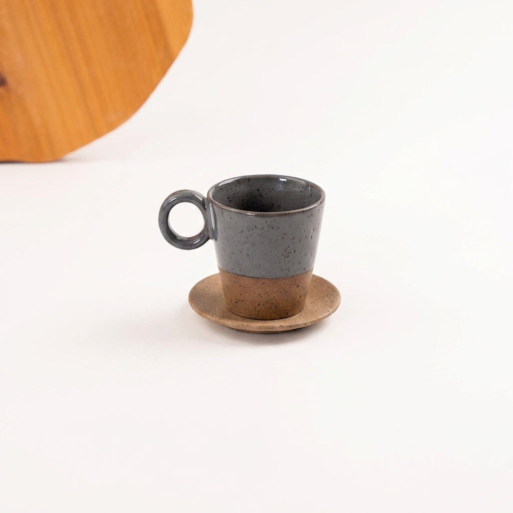 Xícara Barista em cerâmica artesanal — tamanho 180ML, argila Flocos, esmalte Grafite