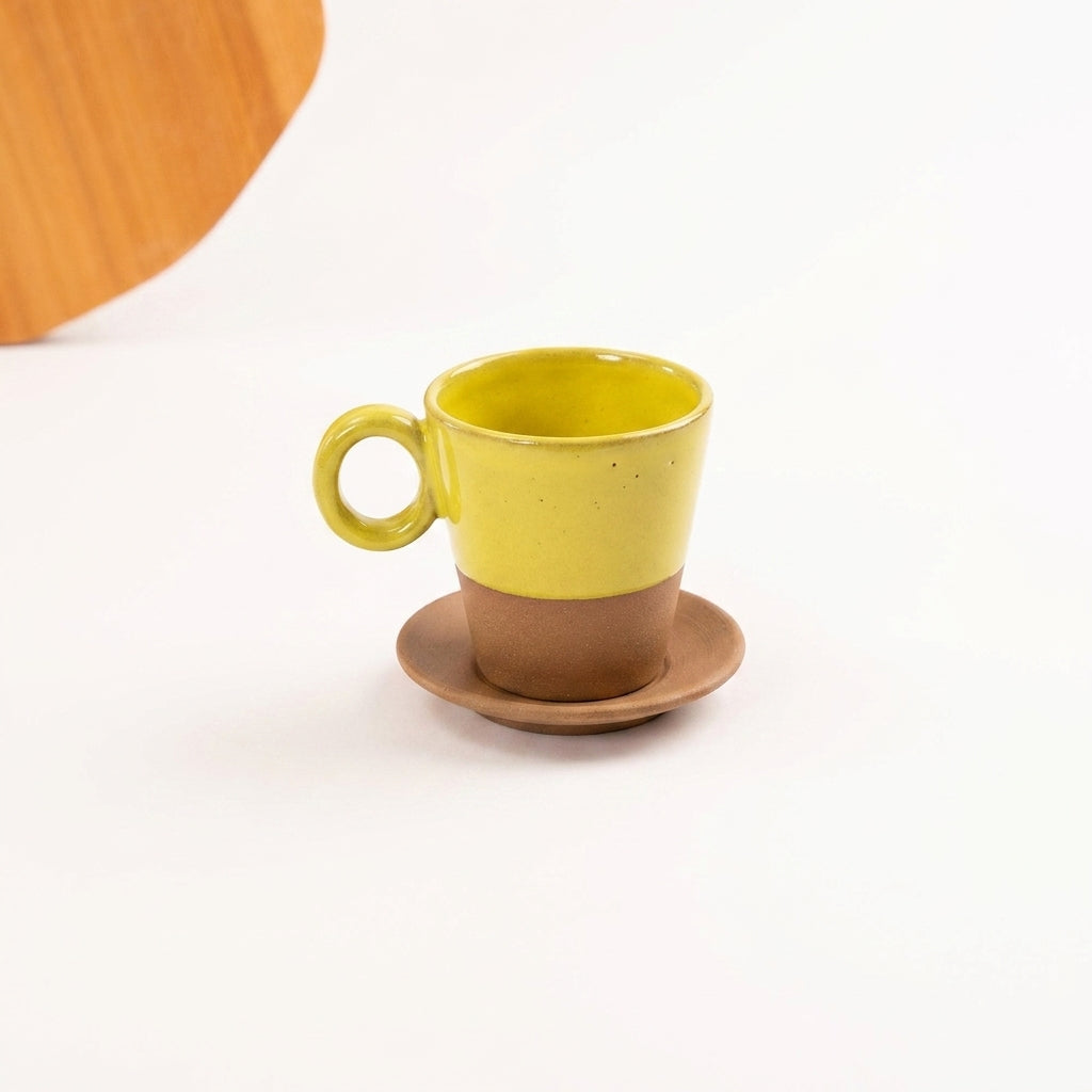Xícara Barista em cerâmica artesanal — tamanho 250ML, argila Cappuccino, esmalte Amarelo Intenso
