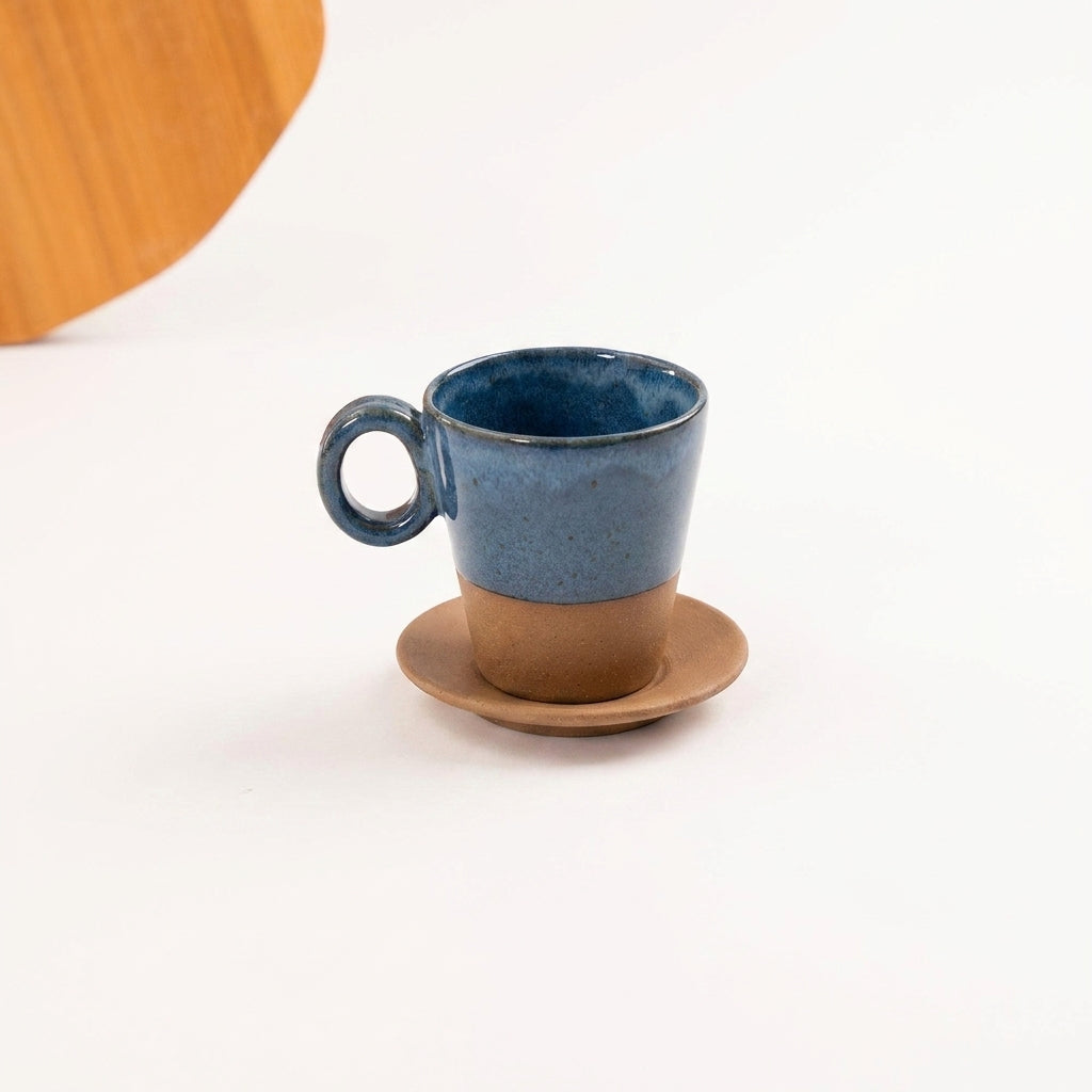 Xícara Barista em cerâmica artesanal — tamanho 250ML, argila Cappuccino, esmalte Azul Safira
