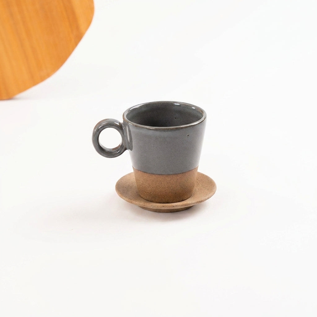 Xícara Barista em cerâmica artesanal — tamanho 250ML, argila Cappuccino, esmalte Grafite