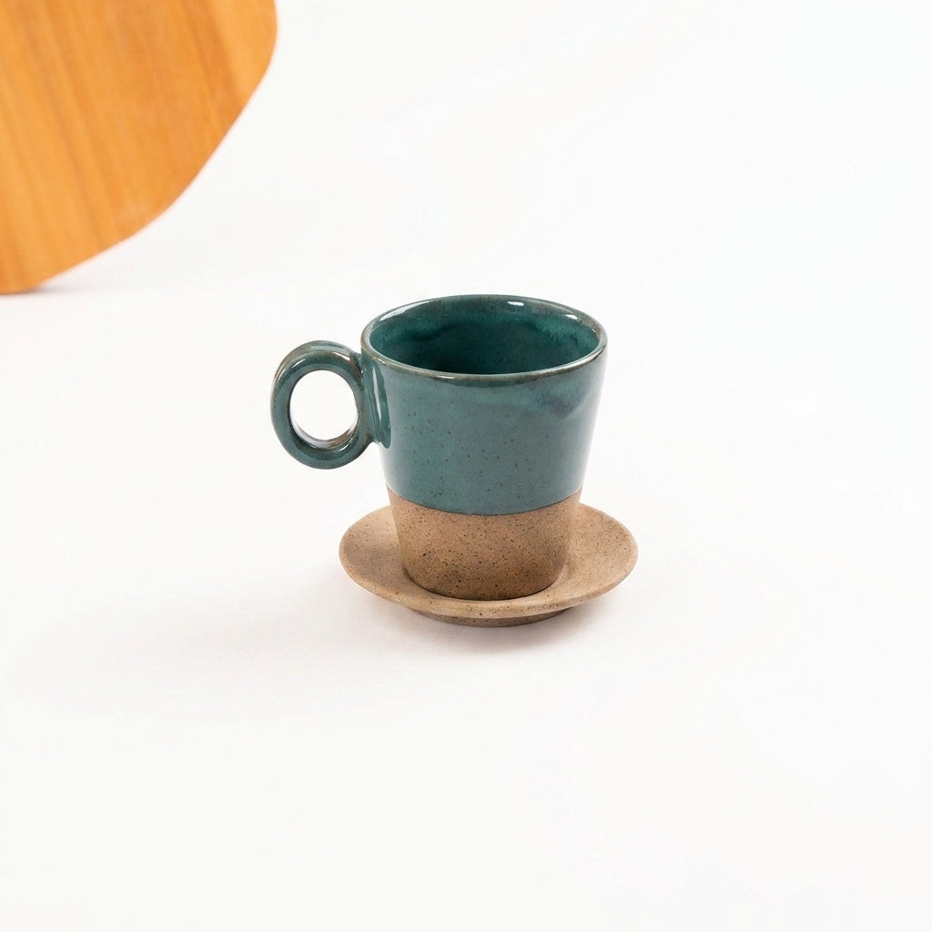 Xícara Barista em cerâmica artesanal — tamanho 250ML, argila Cappuccino, esmalte Verde Exército