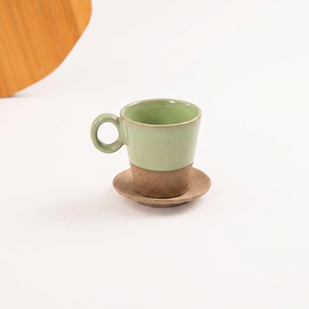 Xícara Barista em cerâmica artesanal — tamanho 250ML, argila Cappuccino, esmalte Verde Menta