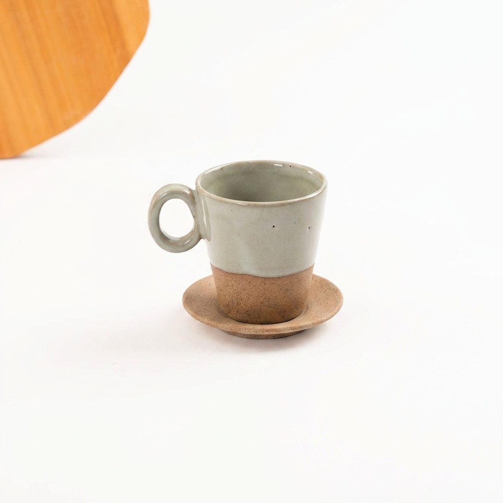Xícara Barista em cerâmica artesanal — tamanho 250ML, argila Cappuccino, esmalte Verde Pompeia