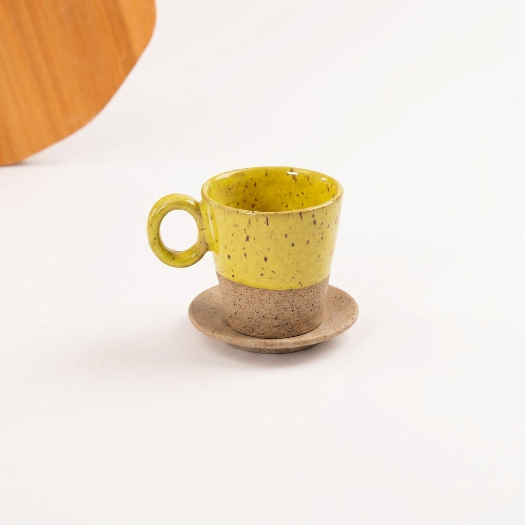 Xícara Barista em cerâmica artesanal — tamanho 250ML, argila Flocos, esmalte Amarelo Intenso