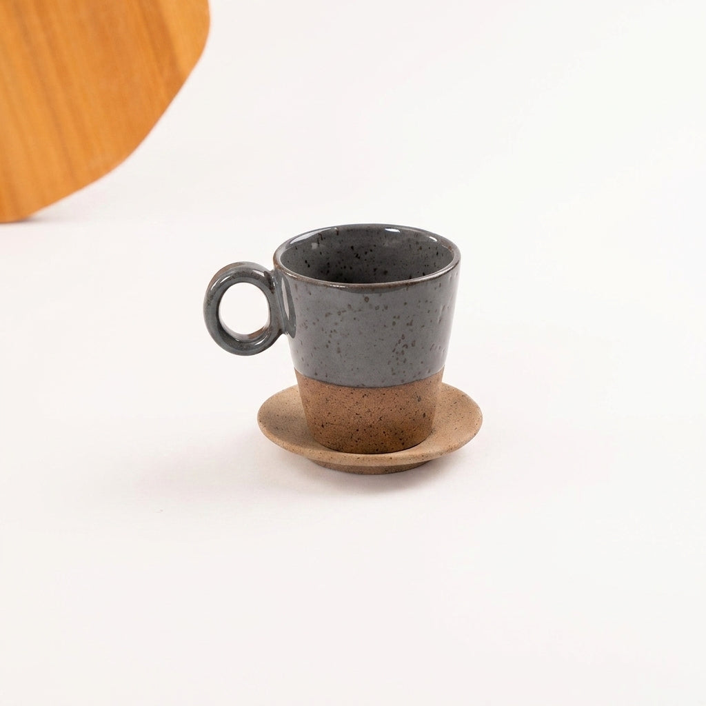 Xícara Barista em cerâmica artesanal — tamanho 250ML, argila Flocos, esmalte Grafite