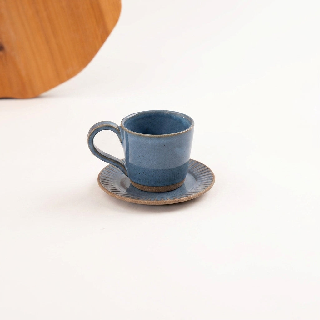 Xícara Carving em cerâmica artesanal — argila Cappuccino, esmalte Azul Safira