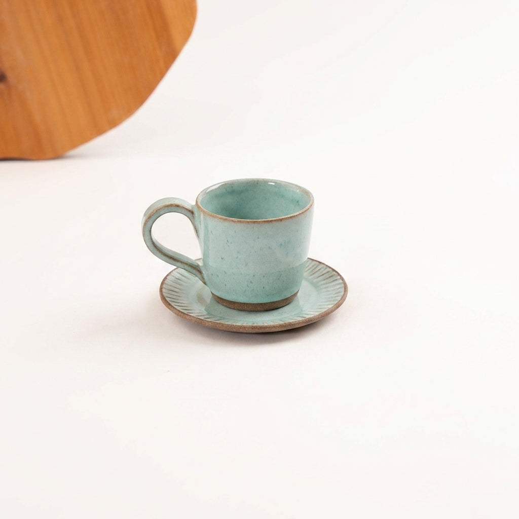Xícara Carving em cerâmica artesanal — argila Cappuccino, esmalte Jujuba