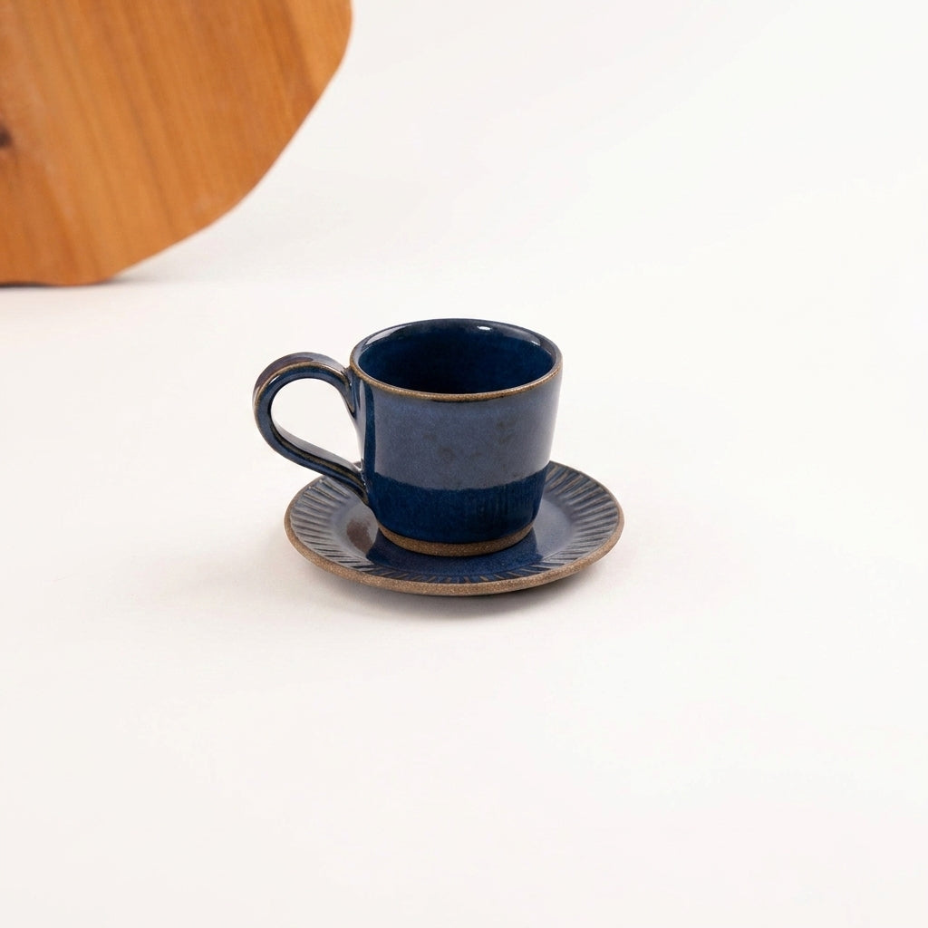 Xícara Carving em cerâmica artesanal — argila Cappuccino, esmalte Lazuli