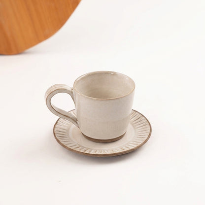 Xícara Carving em cerâmica artesanal — argila Cappuccino, esmalte Pedra Sabão