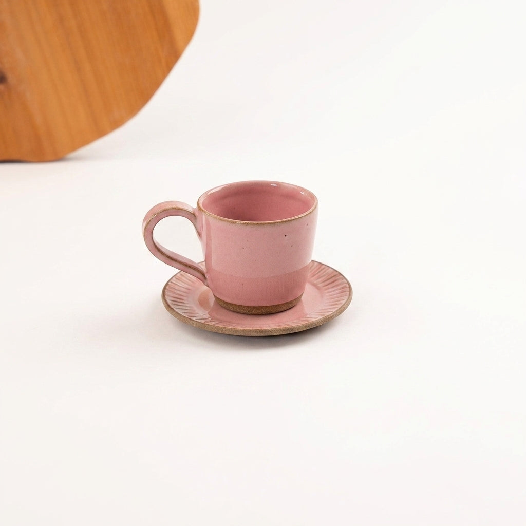 Xícara Carving em cerâmica artesanal — argila Cappuccino, esmalte Rosa Barbie