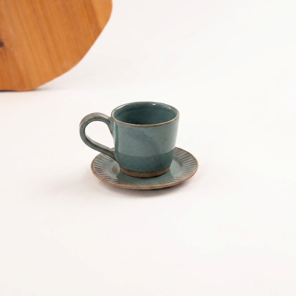 Xícara Carving em cerâmica artesanal — argila Cappuccino, esmalte Verde Exército