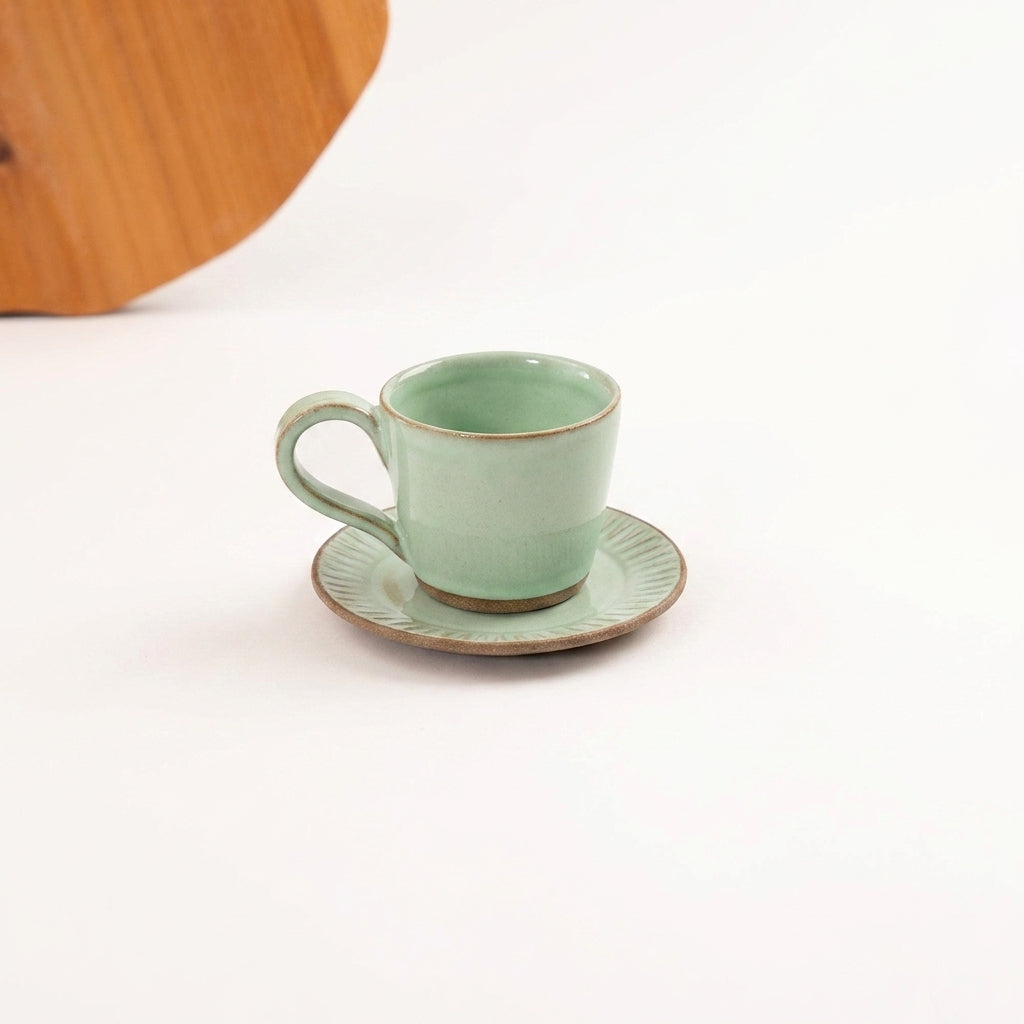Xícara Carving em cerâmica artesanal — argila Cappuccino, esmalte Verde Menta