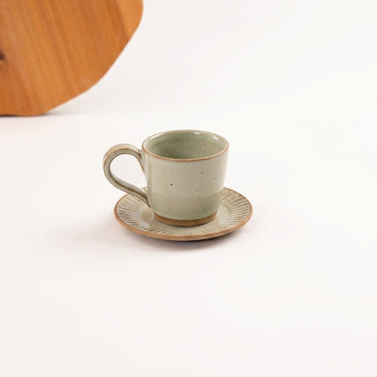 Xícara Carving em cerâmica artesanal — argila Cappuccino, esmalte Verde Pompeia