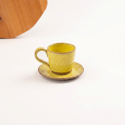 Xícara Carving em cerâmica artesanal — argila Flocos, esmalte Amarelo Intenso
