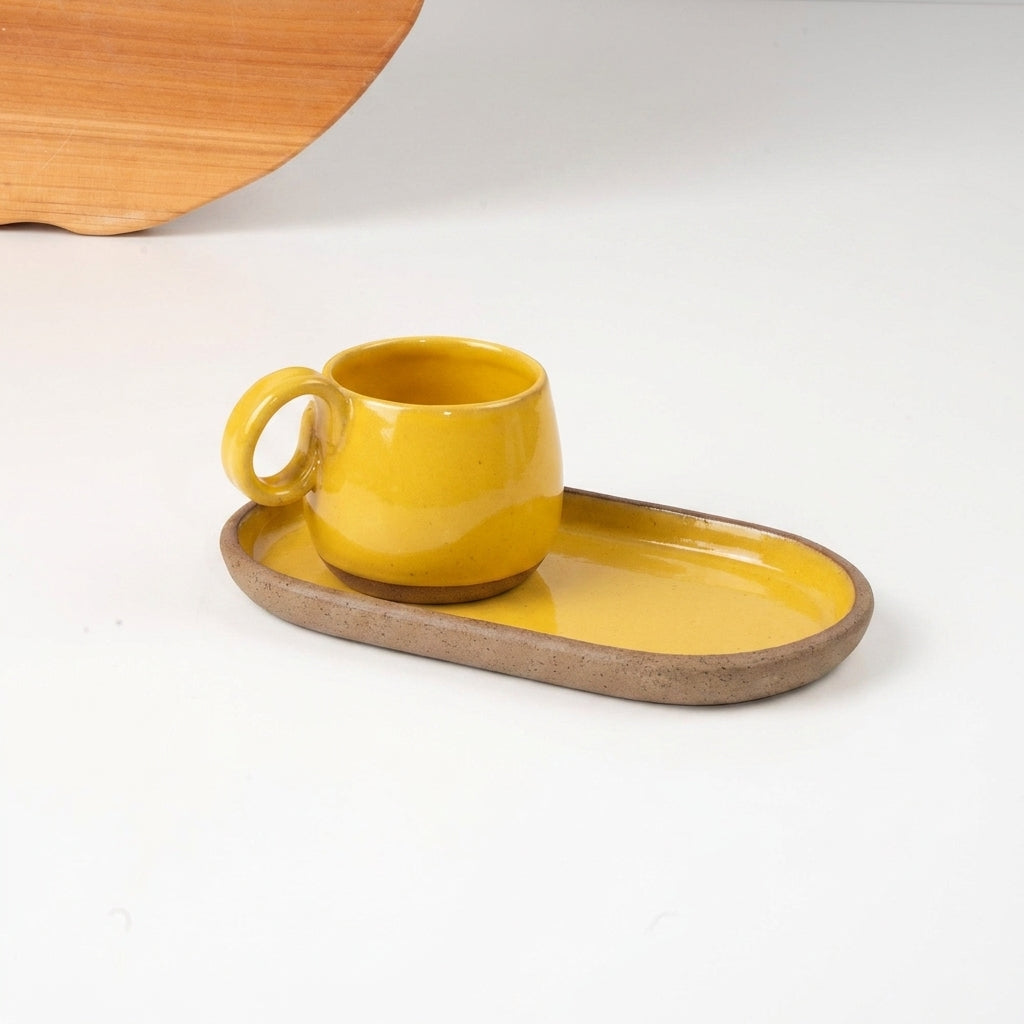 Xícara Cumbuca com Alça em Laço com pires alongado em cerâmica artesanal — tamanho 100ML, argila Cappuccino, esmalte Amarelo Intenso