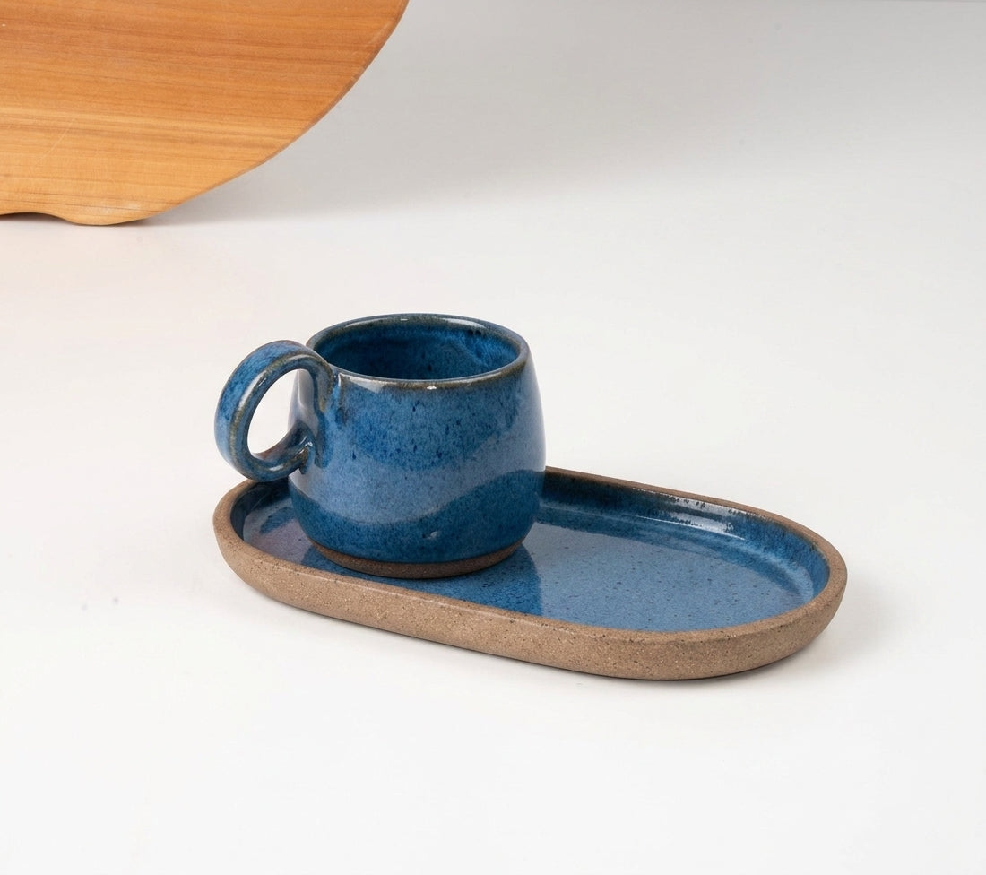 Xícara Cumbuca com Alça em Laço com pires alongado em cerâmica artesanal — tamanho 100ML, argila Cappuccino, esmalte Azul Safira