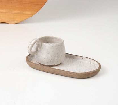 Xícara Cumbuca com Alça em Laço com pires alongado em cerâmica artesanal — tamanho 100ML, argila Cappuccino, esmalte Branco AMME