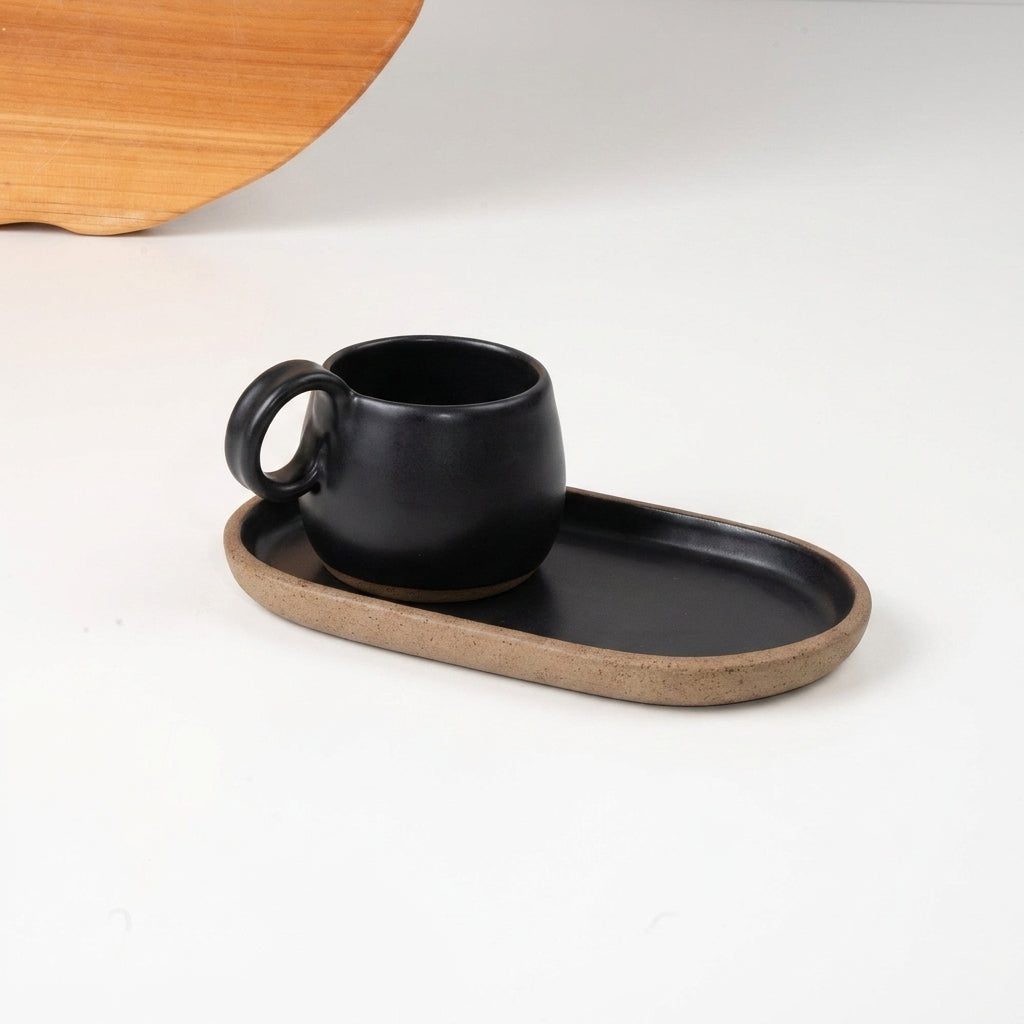 Xícara Cumbuca com Alça em Laço com pires alongado em cerâmica artesanal — tamanho 100ML, argila Cappuccino, esmalte Preto Acetinado
