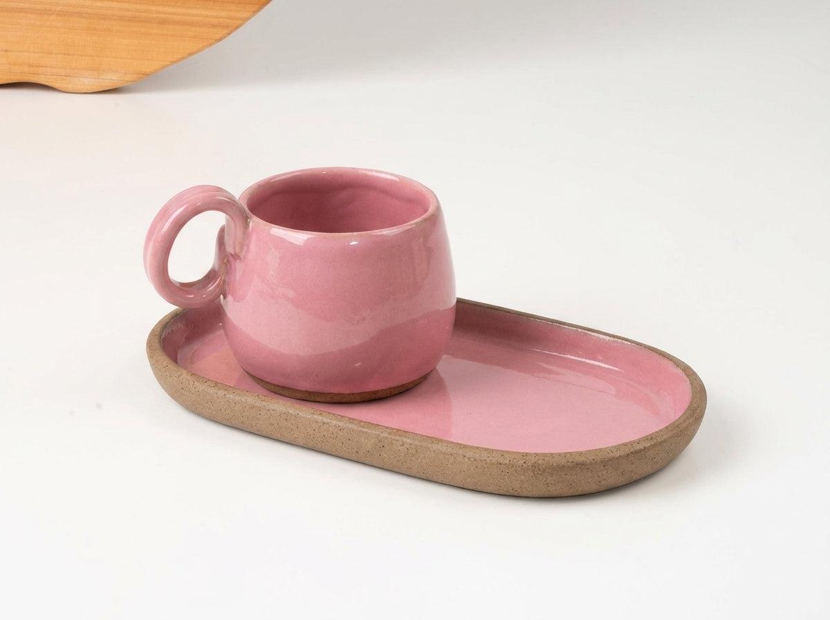 Xícara Cumbuca com Alça em Laço com pires alongado em cerâmica artesanal — tamanho 100ML, argila Cappuccino, esmalte Rosa Barbie