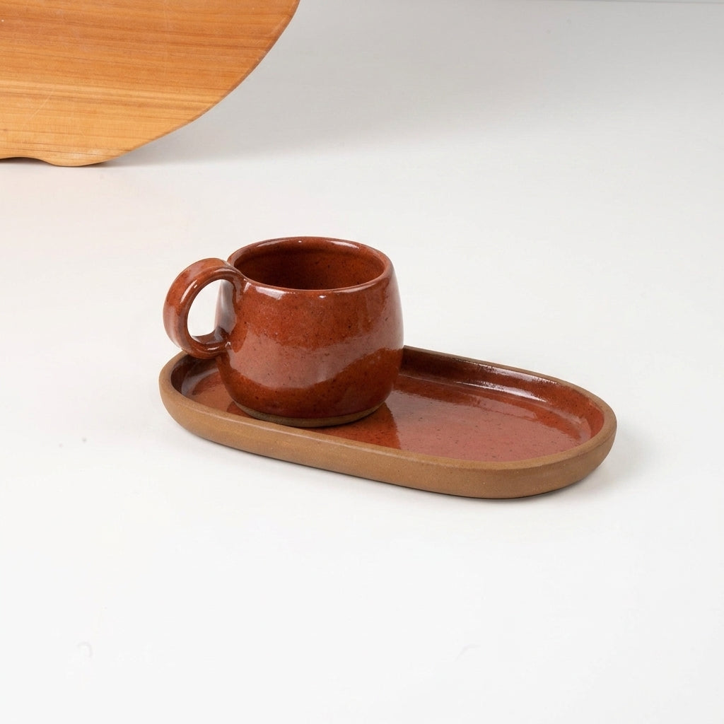 Xícara Cumbuca com Alça em Laço com pires alongado em cerâmica artesanal — tamanho 100ML, argila Cappuccino, esmalte Sol de Terracota