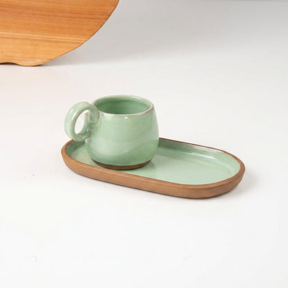 Xícara Cumbuca com Alça em Laço com pires alongado em cerâmica artesanal — tamanho 100ML, argila Cappuccino, esmalte Verde Menta