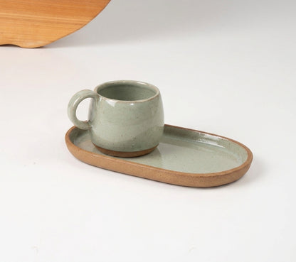 Xícara Cumbuca com Alça em Laço com pires alongado em cerâmica artesanal — tamanho 100ML, argila Cappuccino, esmalte Verde Pompeia