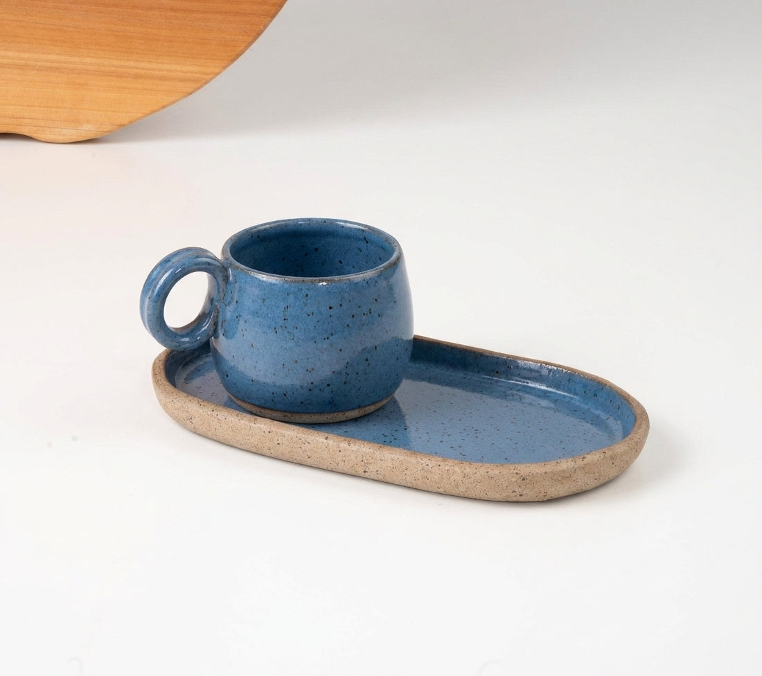 Xícara Cumbuca com Alça em Laço com pires alongado em cerâmica artesanal — tamanho 100ML, argila Flocos, esmalte Azul Safira