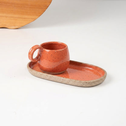 Xícara Cumbuca com Alça em Laço com pires alongado em cerâmica artesanal — tamanho 100ML, argila Flocos, esmalte Laranja Intenso
