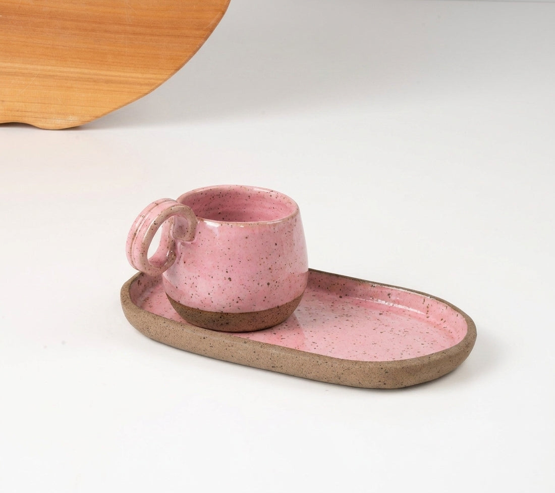 Xícara Cumbuca com Alça em Laço com pires alongado em cerâmica artesanal — tamanho 100ML, argila Flocos, esmalte Rosa Barbie