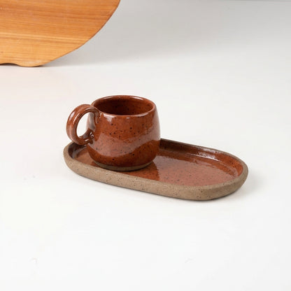 Xícara Cumbuca com Alça em Laço com pires alongado em cerâmica artesanal — tamanho 100ML, argila Flocos, esmalte Sol de Terracota