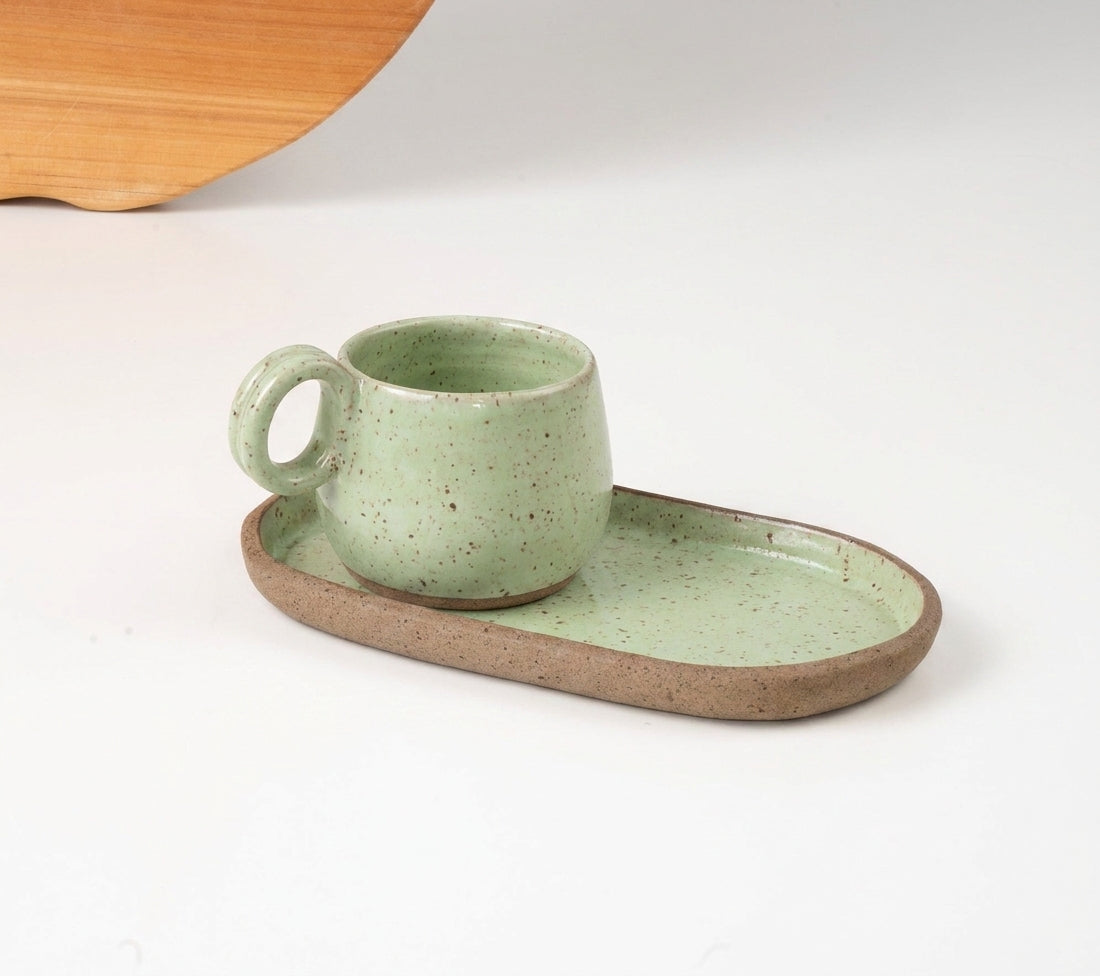 Xícara Cumbuca com Alça em Laço com pires alongado em cerâmica artesanal — tamanho 100ML, argila Flocos, esmalte Verde Menta
