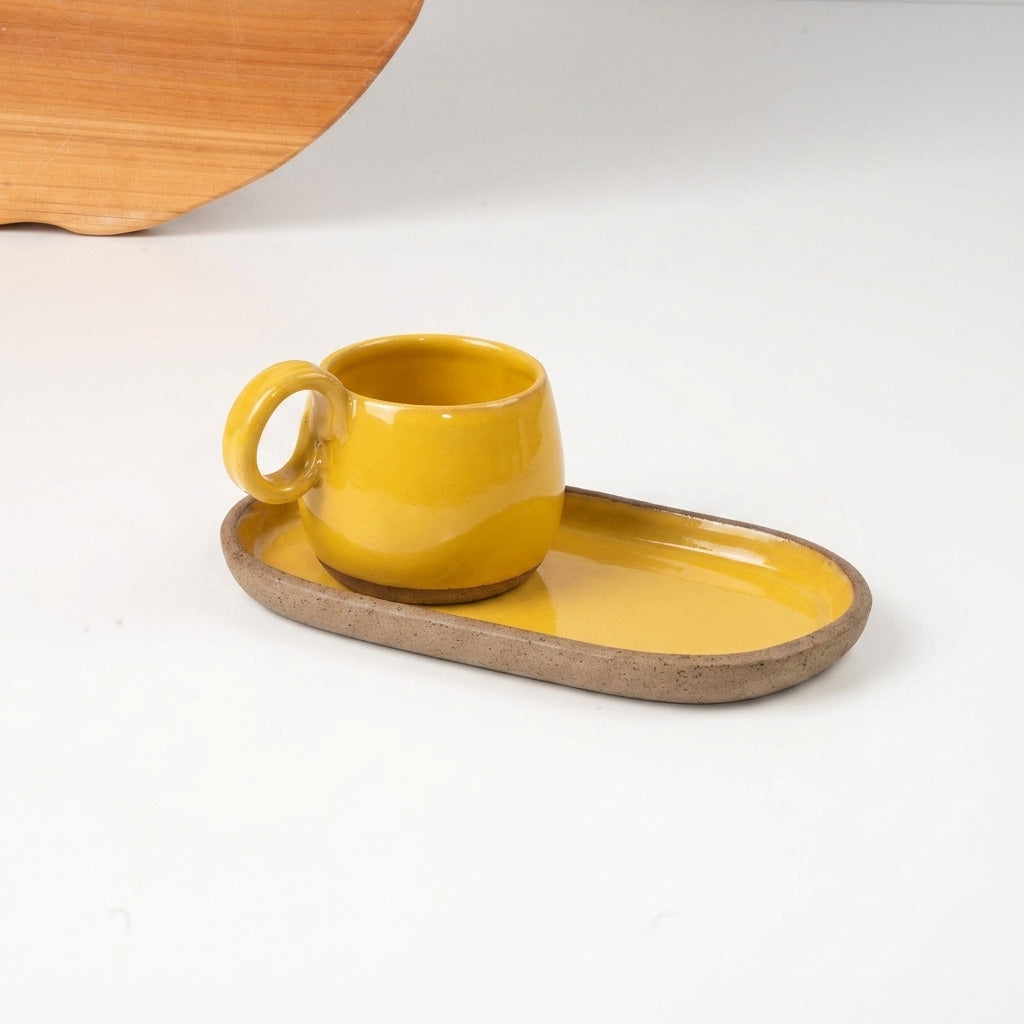 Xícara Cumbuca com Alça em Laço com pires alongado em cerâmica artesanal — tamanho 180ML, argila Cappuccino, esmalte Amarelo Intenso