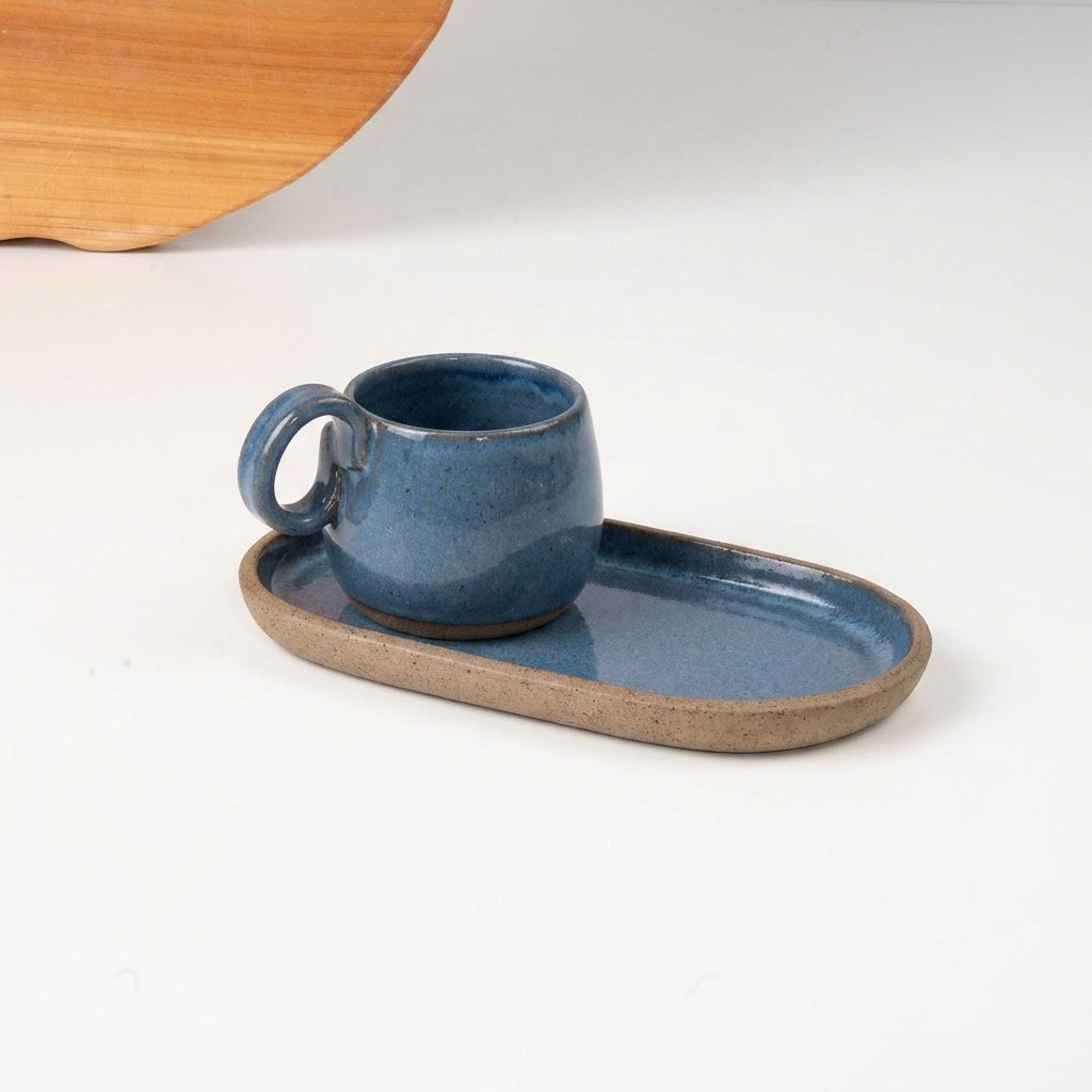 Xícara Cumbuca com Alça em Laço com pires alongado em cerâmica artesanal — tamanho 180ML, argila Cappuccino, esmalte Azul Safira