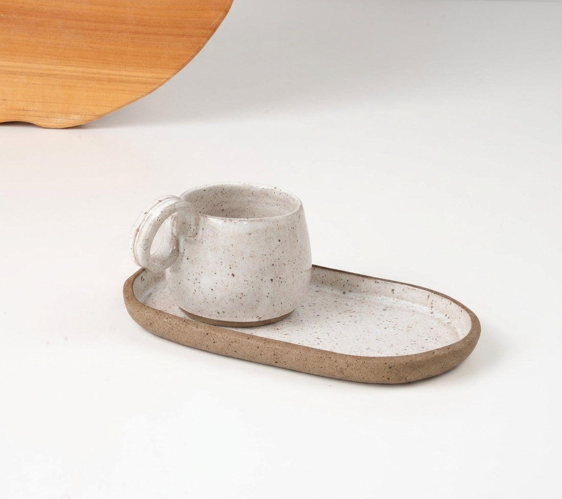 Xícara Cumbuca com Alça em Laço com pires alongado em cerâmica artesanal — tamanho 180ML, argila Cappuccino, esmalte Branco AMME