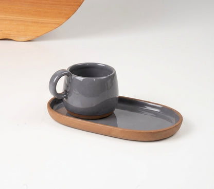 Xícara Cumbuca com Alça em Laço com pires alongado em cerâmica artesanal — tamanho 180ML, argila Cappuccino, esmalte Grafite