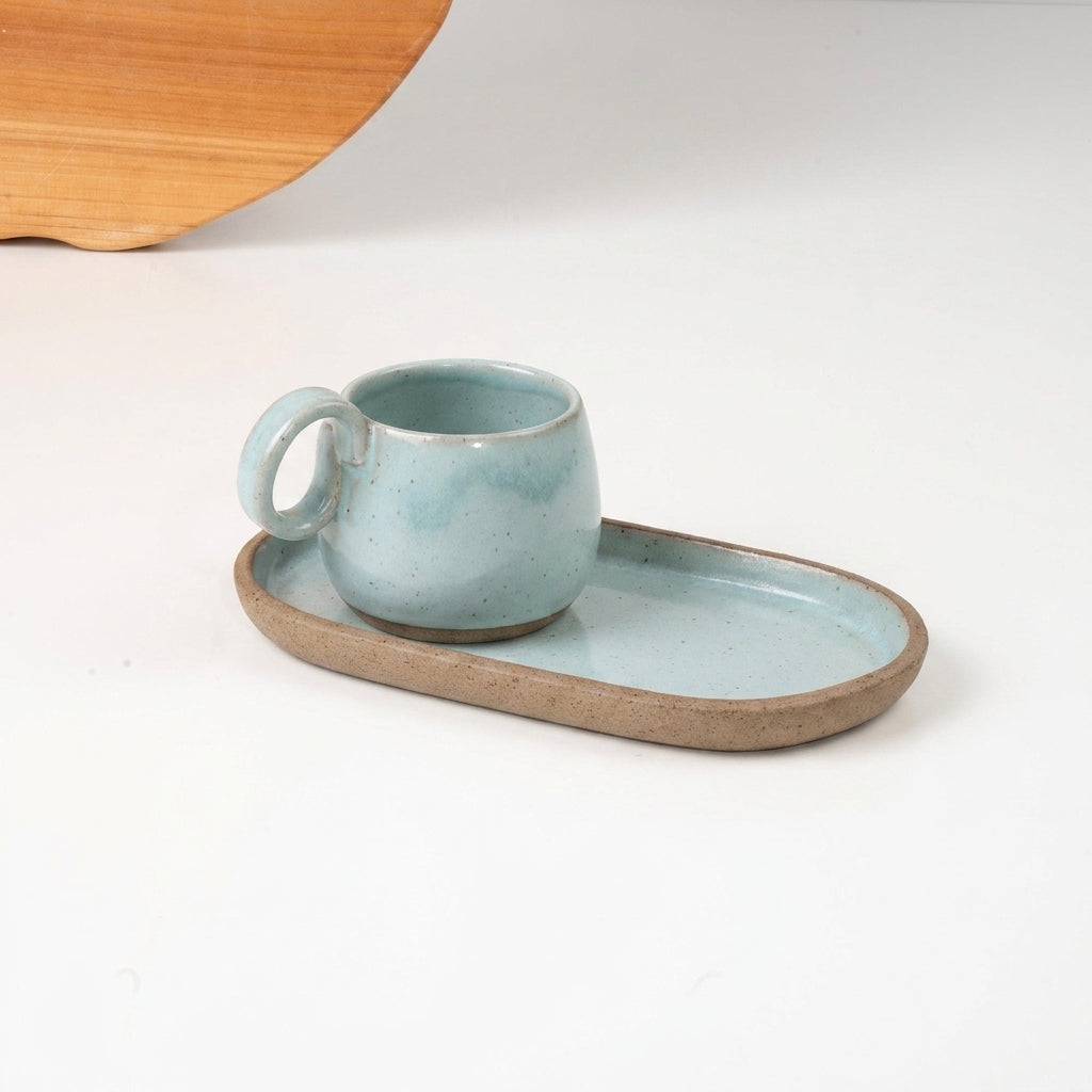 Xícara Cumbuca com Alça em Laço com pires alongado em cerâmica artesanal — tamanho 180ML, argila Cappuccino, esmalte Jujuba