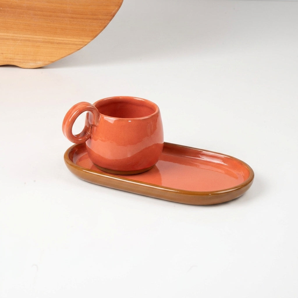 Xícara Cumbuca com Alça em Laço com pires alongado em cerâmica artesanal — tamanho 180ML, argila Cappuccino, esmalte Laranja Intenso