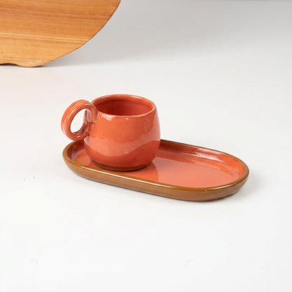 Xícara Cumbuca com Alça em Laço com pires alongado em cerâmica artesanal — tamanho 180ML, argila Cappuccino, esmalte Laranja Intenso