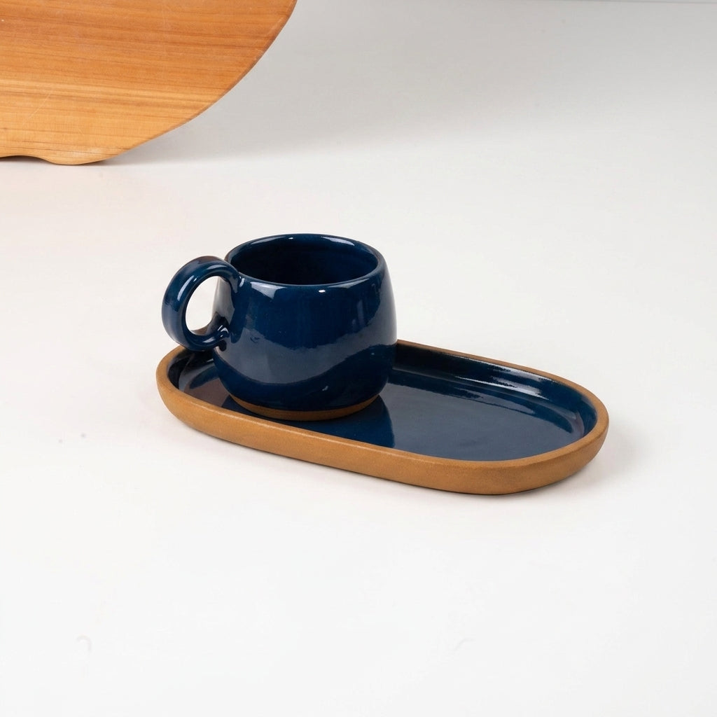 Xícara Cumbuca com Alça em Laço com pires alongado em cerâmica artesanal — tamanho 180ML, argila Cappuccino, esmalte Lazuli