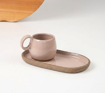 Xícara Cumbuca com Alça em Laço com pires alongado em cerâmica artesanal — tamanho 180ML, argila Cappuccino, esmalte Nude