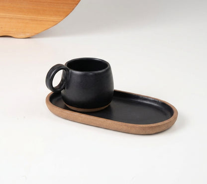 Xícara Cumbuca com Alça em Laço com pires alongado em cerâmica artesanal — tamanho 180ML, argila Cappuccino, esmalte Preto Acetinado