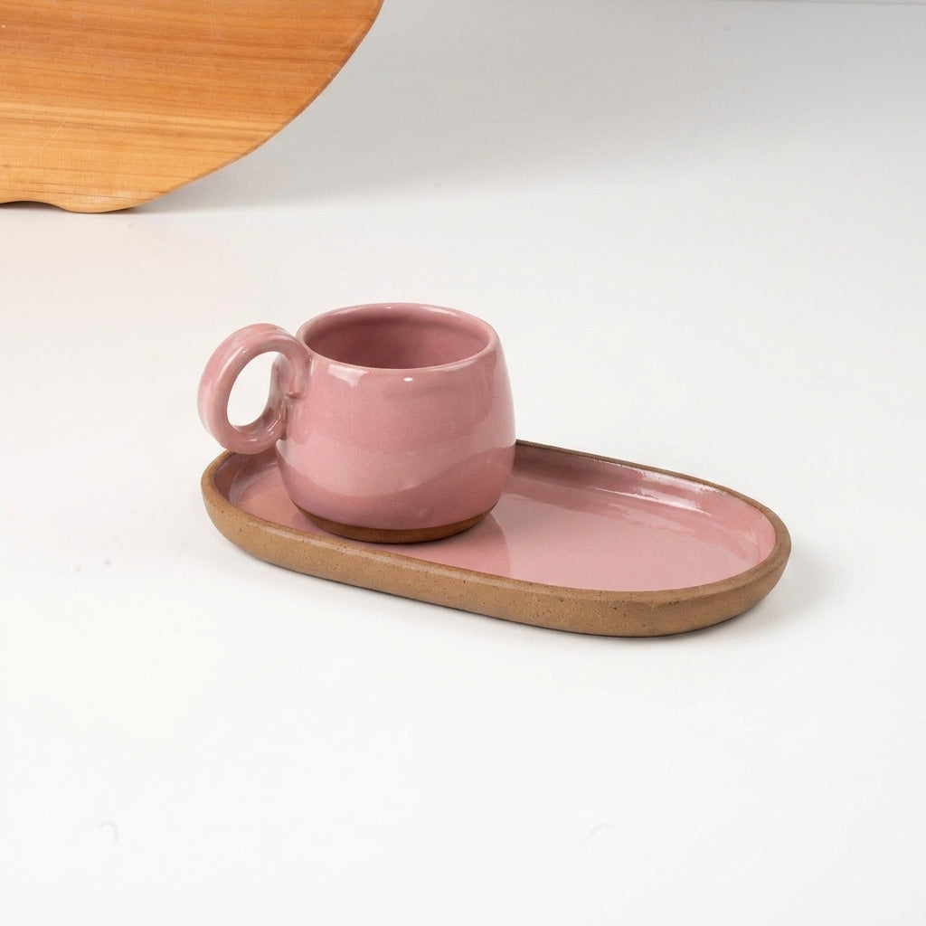 Xícara Cumbuca com Alça em Laço com pires alongado em cerâmica artesanal — tamanho 180ML, argila Cappuccino, esmalte Rosa Barbie
