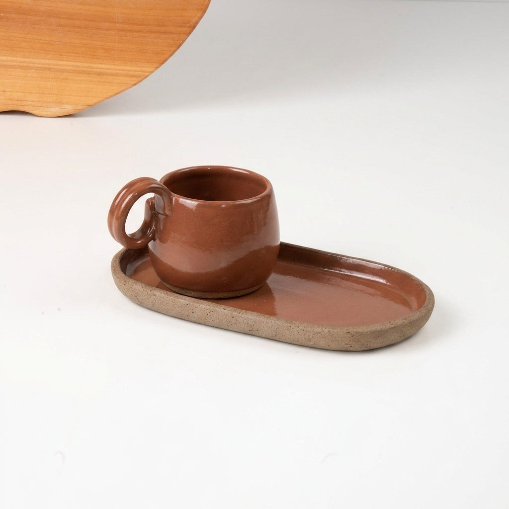 Xícara Cumbuca com Alça em Laço com pires alongado em cerâmica artesanal — tamanho 180ML, argila Cappuccino, esmalte Sol de Terracota