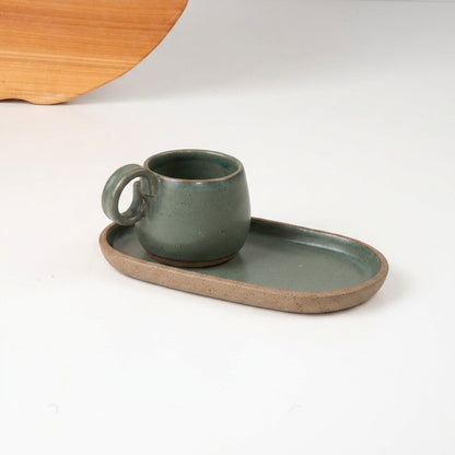 Xícara Cumbuca com Alça em Laço com pires alongado em cerâmica artesanal — tamanho 180ML, argila Cappuccino, esmalte Verde Exército